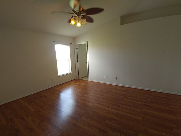 4th image of 836 Greenleaf Cir