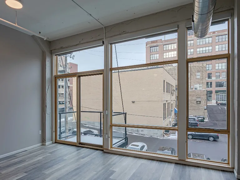 133 E 7th St — Photo 25