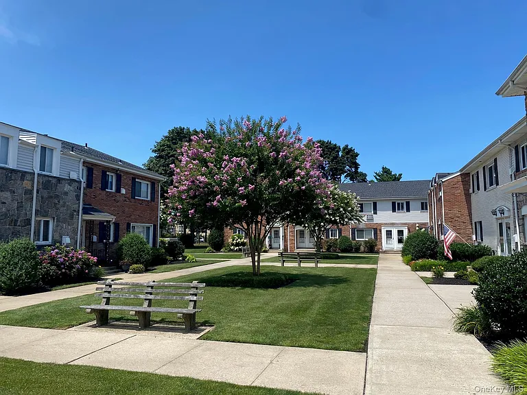 220 Dawson Ln — Photo 2