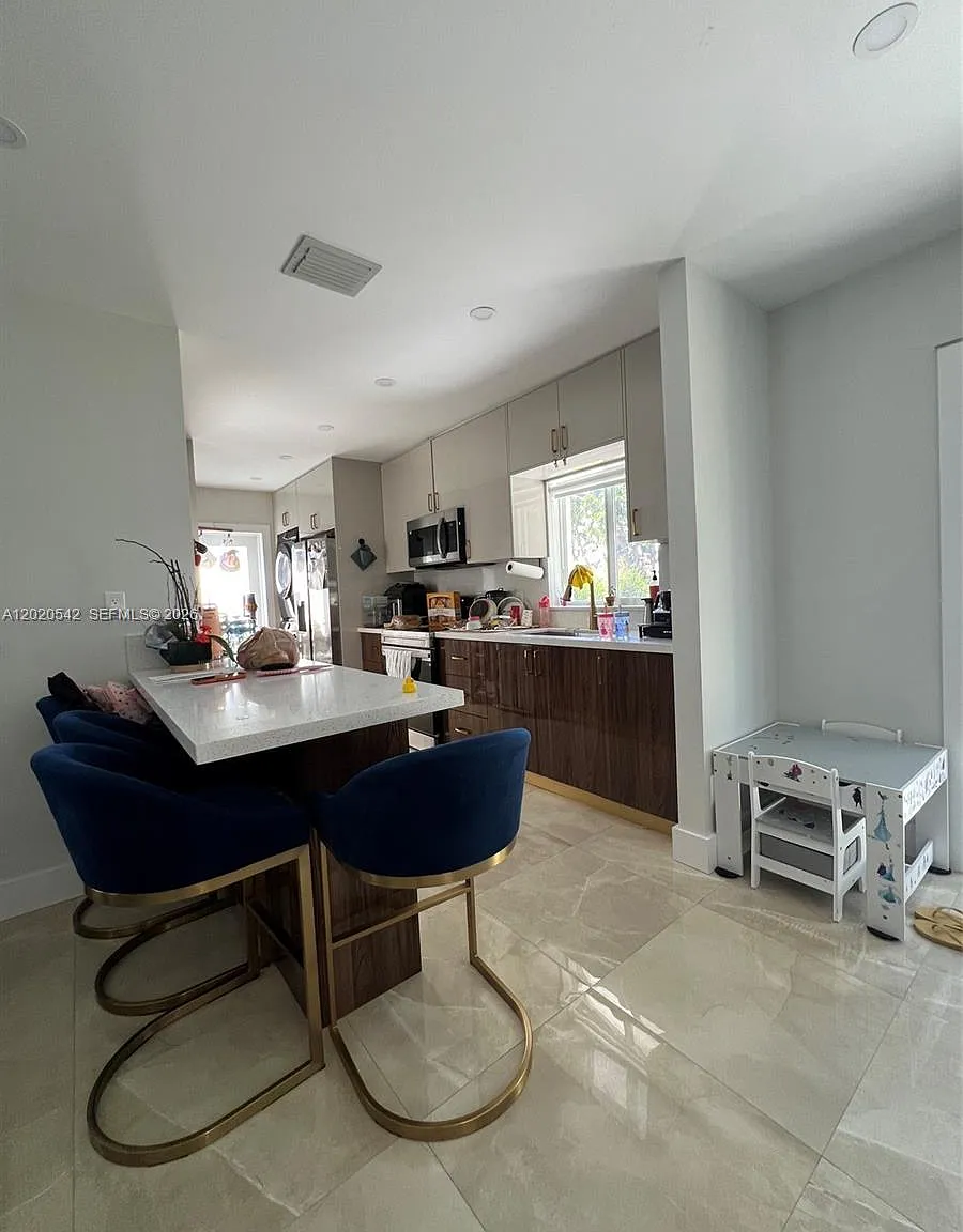 3 bed, 2.0 bath, 1114 sqft, $3,600 — Photo 4