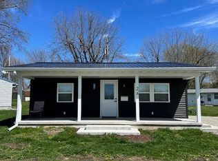 24 Kennedy Dr, Taylorville, IL 62568