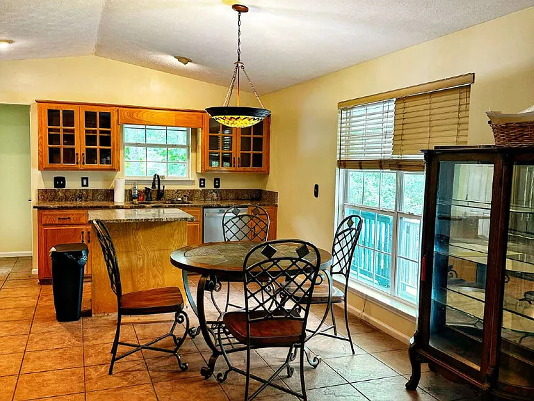 165 Moss Ave — Photo 3