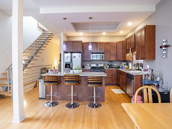 2nd image of 1025 N Marshfield Ave #Penthouse