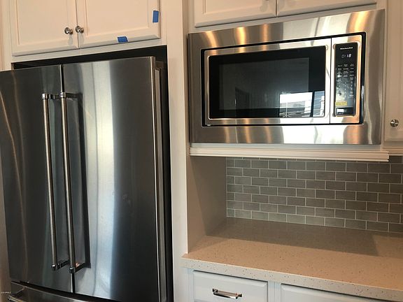 3rd image of 2548 E Turnberry Dr