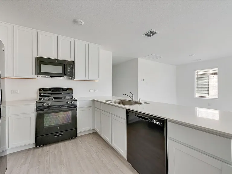 2037 Derby Ln — Photo 5