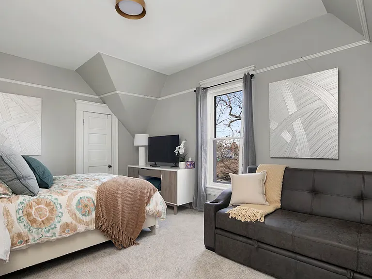 1216 W Franklin St — Photo 17