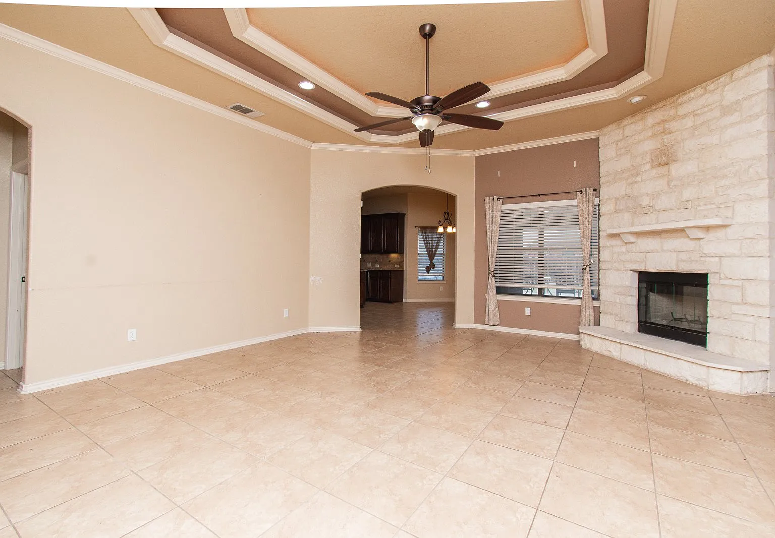 4 bed, 2.5 bath, 1943 sqft, $2,100 — Photo 2
