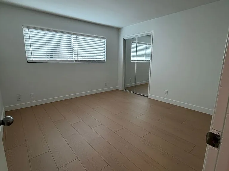 North of Wilshire Charming Apartments — Photo 8