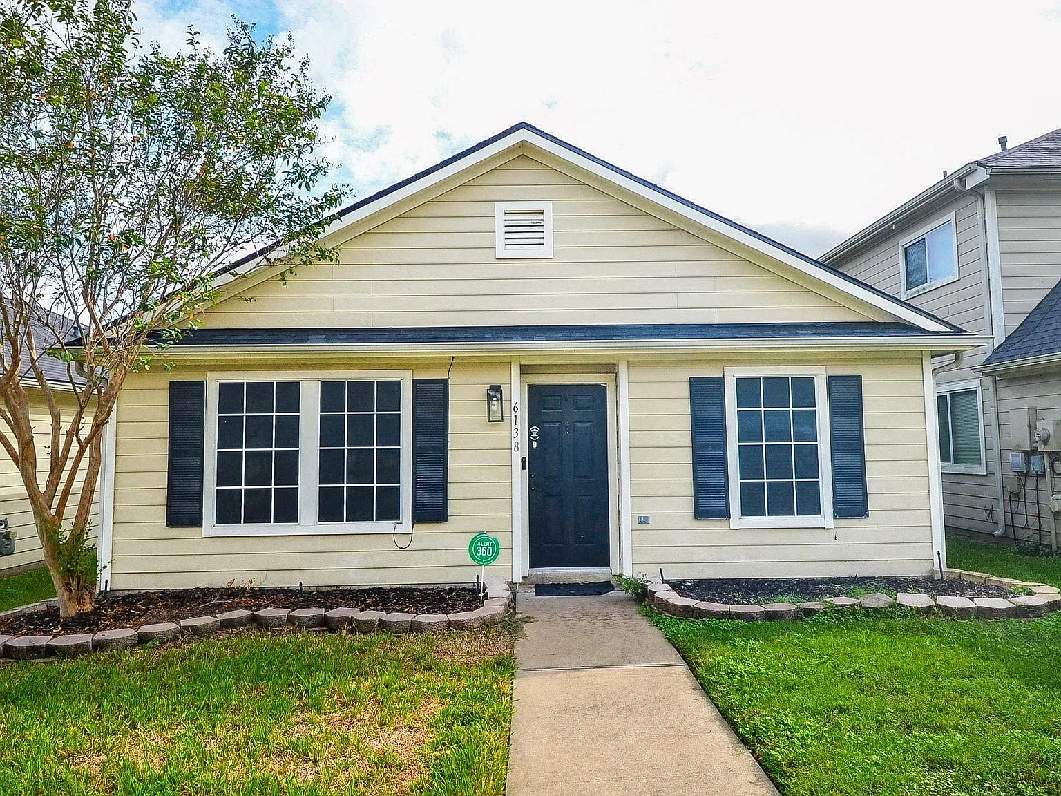 3 bed, 2.0 bath, 1201 sqft, $1,800 — Photo 1