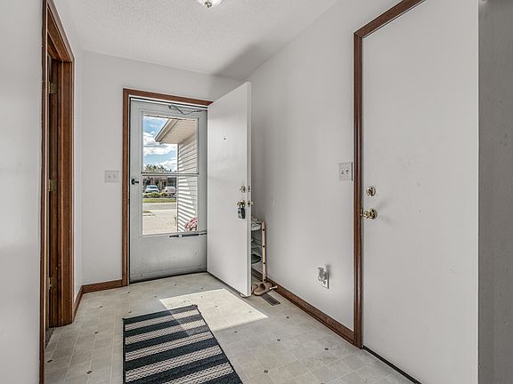 4th image of 65 Madison Ct