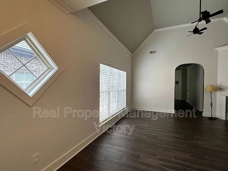 3 bed, 2.0 bath, 1394 sqft, $1,900 — Photo 2