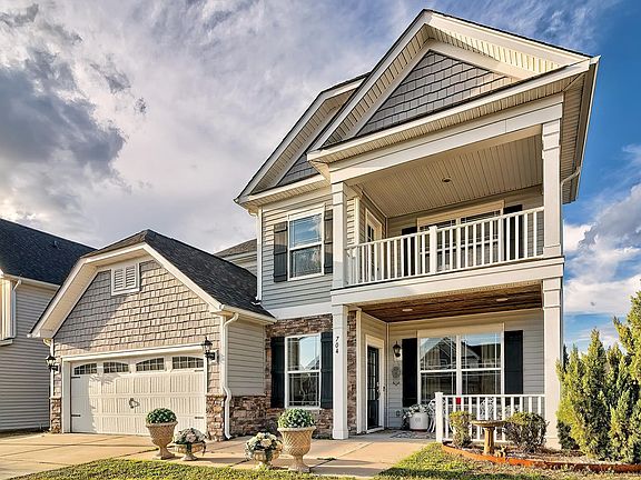 3rd image of 704 Council Ln