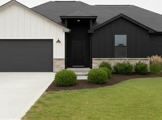 612 SE 21st St, Oak Grove, MO 64075