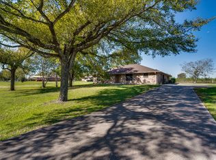909 McClintic Dr, Groesbeck, TX 76642