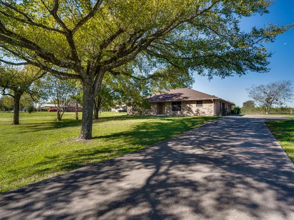 909 McClintic Dr, Groesbeck, TX 76642