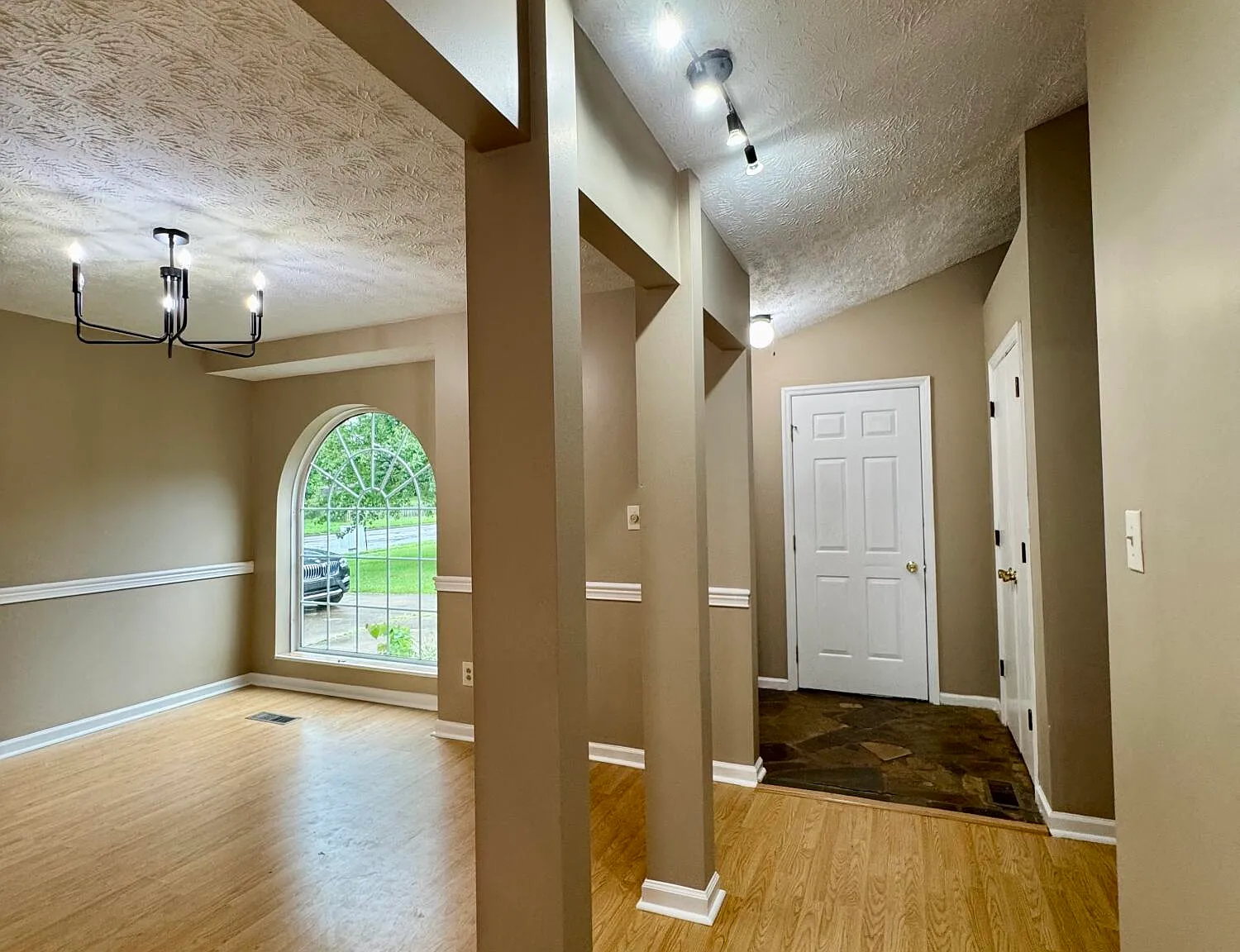 3 bed, 2.0 bath, 1557 sqft, $1,845 — Photo 4