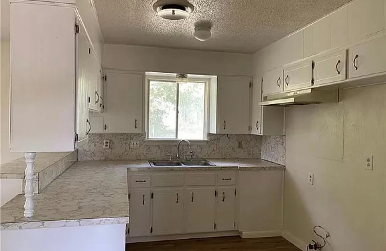 805 W Bryce Ave — Photo 3