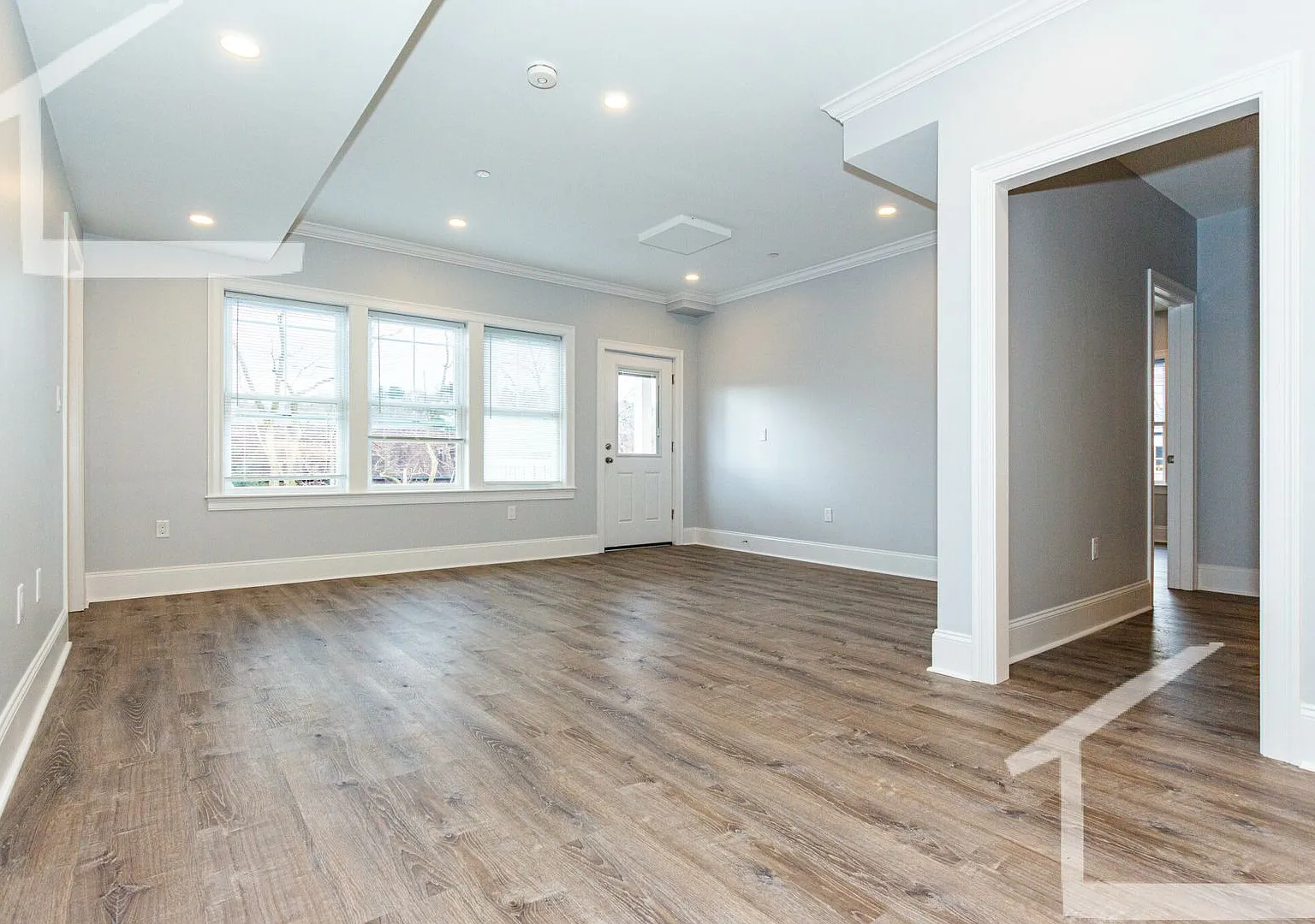Charming 4 Bedroom -NO Broker Fee — Photo 2