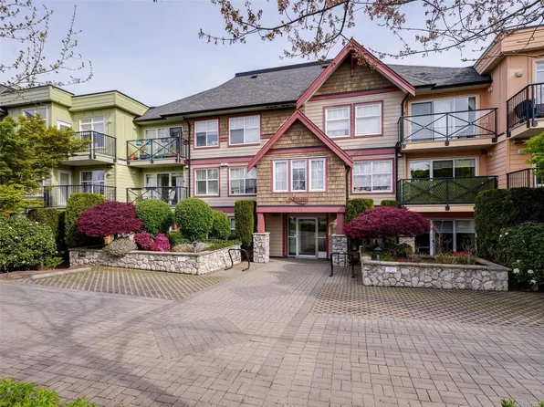 1618 N Dairy Rd #205, Victoria, BC V8T 1J8