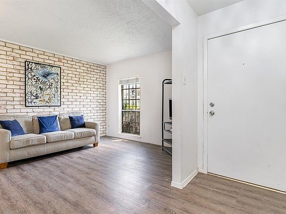 2nd image of 10 W Townhouse Ln #32