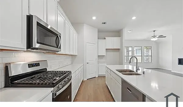 4 bed, 2100 sqft, $3,200 — Photo 4