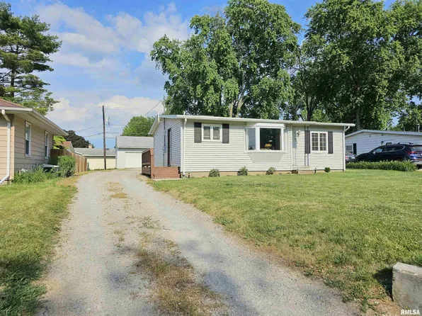 1036 N State St, Lincoln, IL 62656