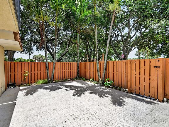5th image of 135 Heritage Way