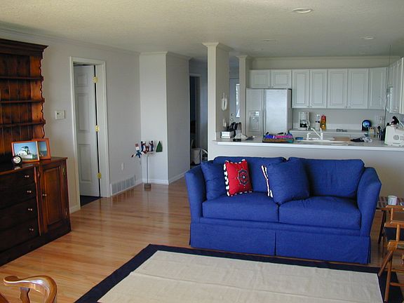 2nd image of 637 W Lake St Unit 5