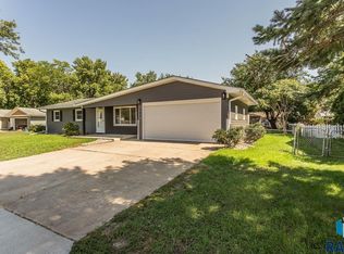 104 S Teton Dr, Brandon, SD 57005
