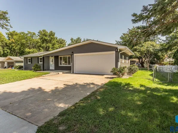 104 S Teton Dr, Brandon, SD 57005