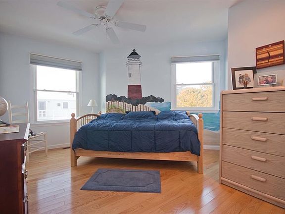 4th image of 22 E 49th St Unit B