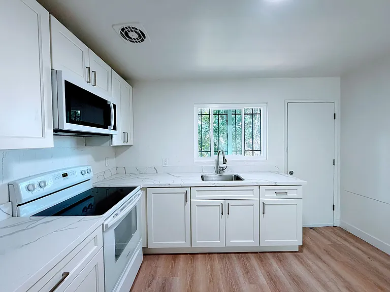 9301 Bancroft Ave #C — Photo 2