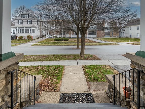 4th image of 17 Streit Avenue
