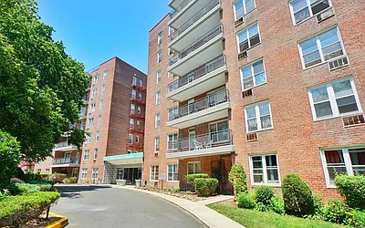 55 Austin Place in Tompkinsville