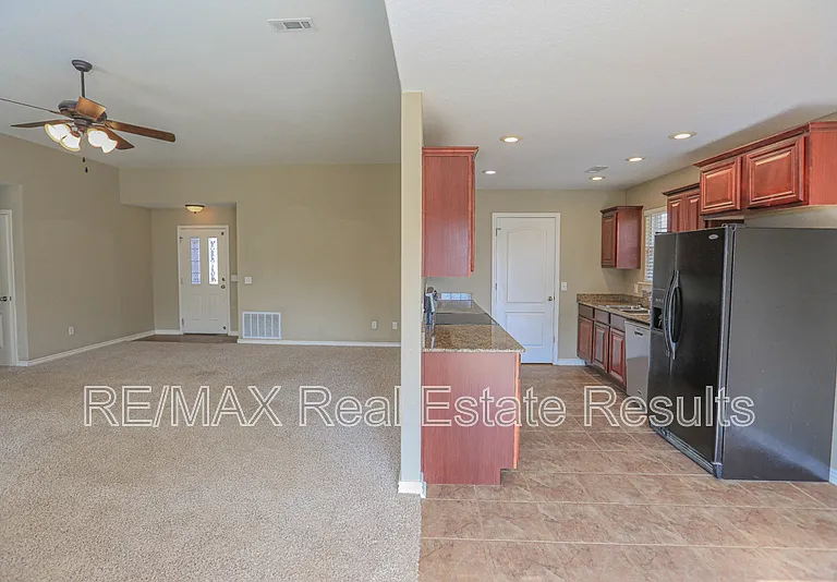 6303 S 37th St — Photo 12