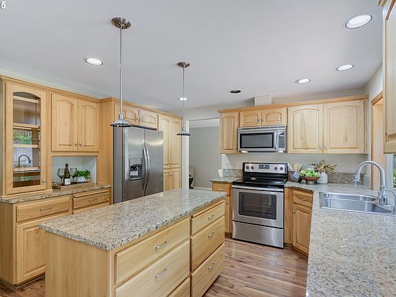 5th image of 10608 NE 36th Ave