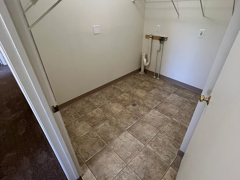 Rosewood Park Apartments — Photo 13