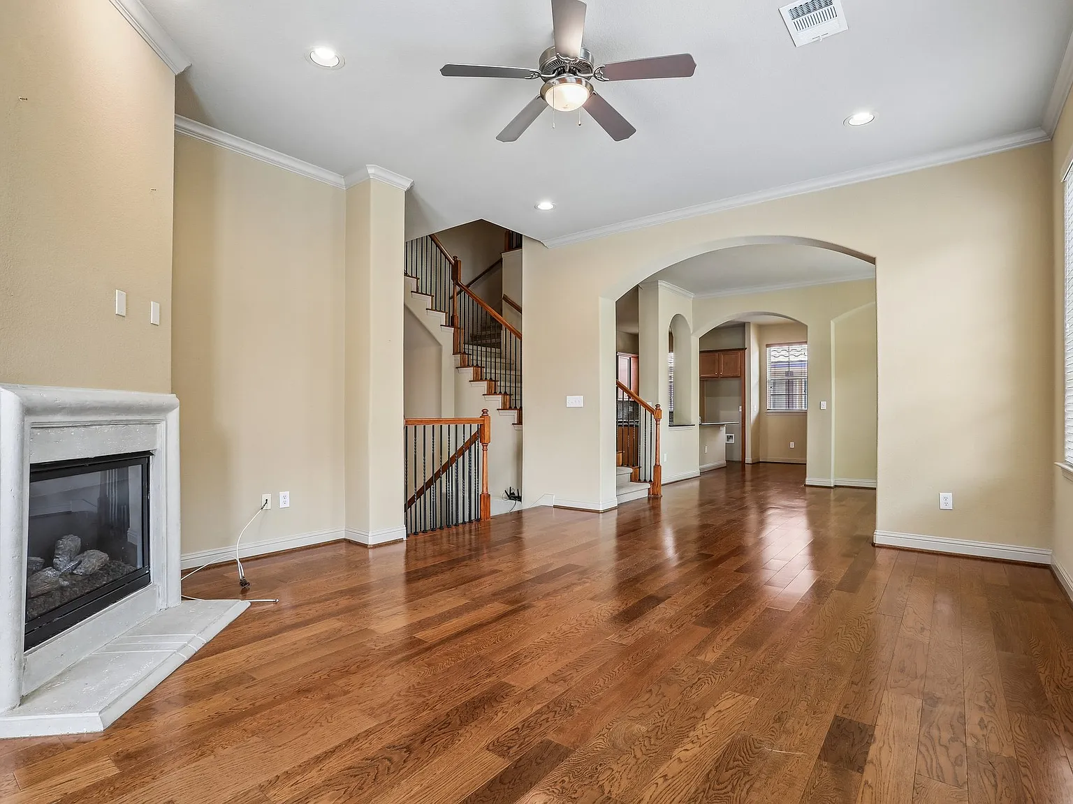 3 bed, 3.5 bath, 2456 sqft, $2,850 — Photo 4