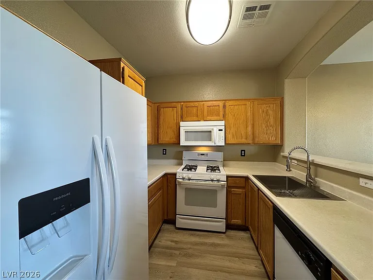 1326 Dusty Creek St — Photo 12