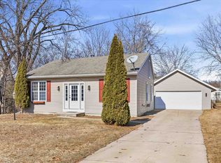 2305 Hillside Ln, Green Bay, WI 54302