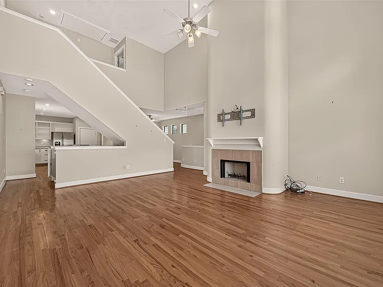 733 W 22nd St #D — Photo 12