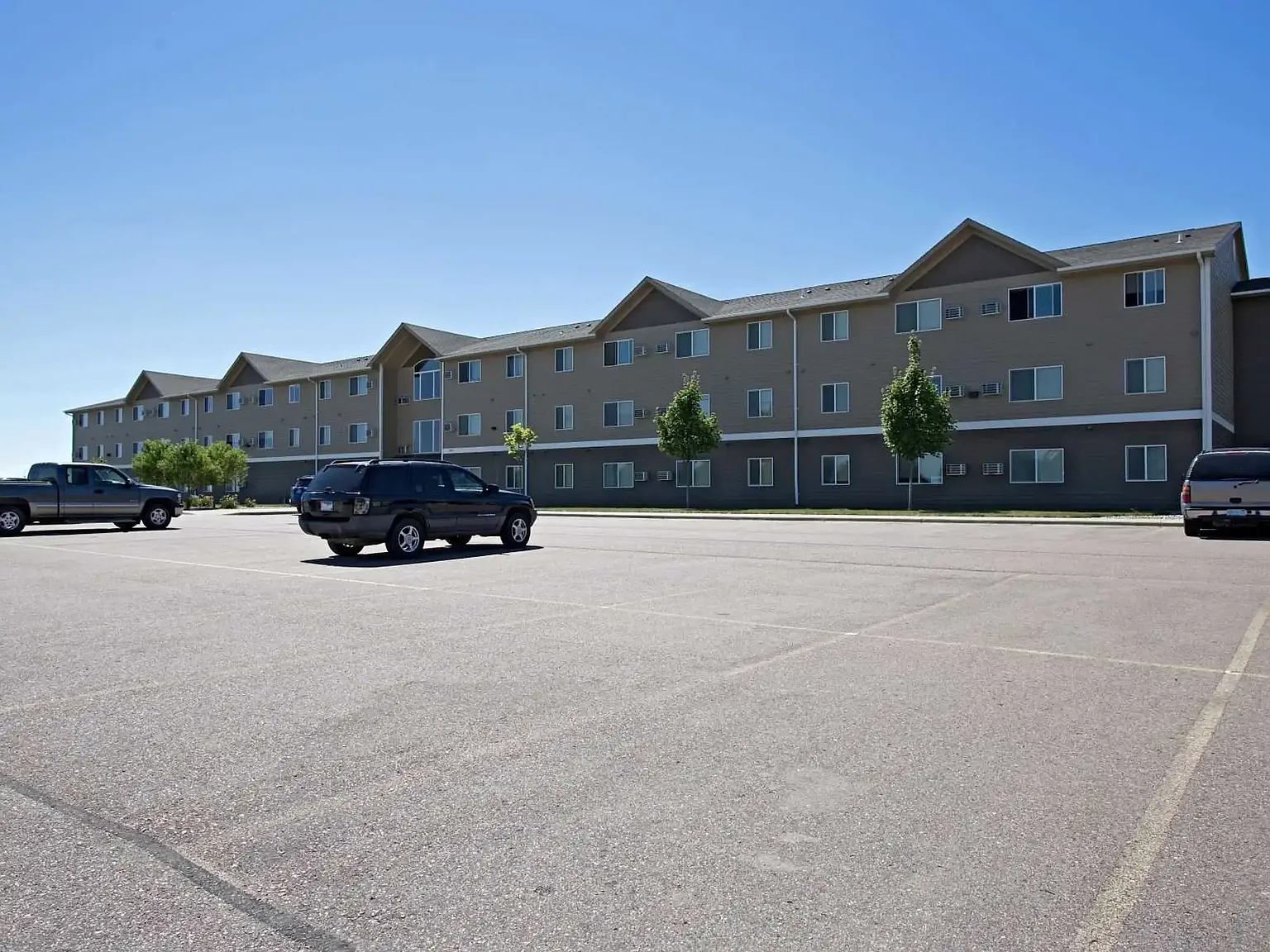 Auburn Manor Apartments — Photo 2