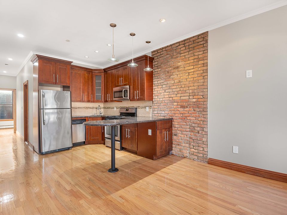 1st image of 101 Halsey St #3