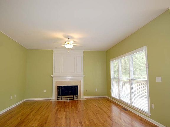 Family rm w/fireplace 