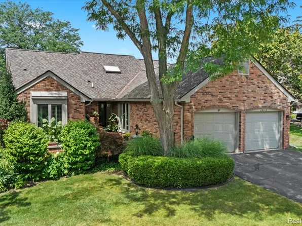 30413 Ramblewood Club Dr, Farmington, MI 48331