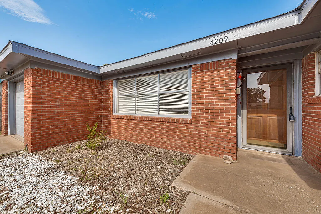 3 bed, 2.0 bath, 1384 sqft, $2,200 — Photo 3