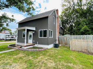 421 Garrison Ave, Larimore, ND 58251