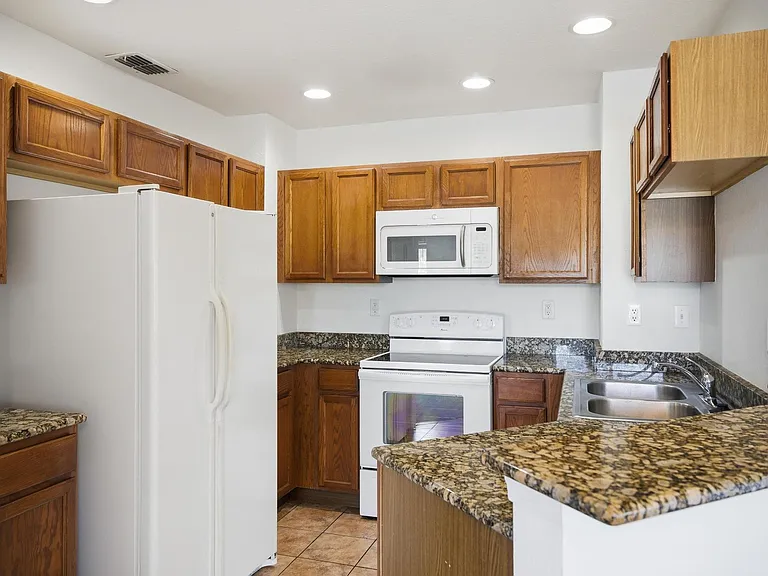 4600 E Moody Blvd #1P — Photo 8