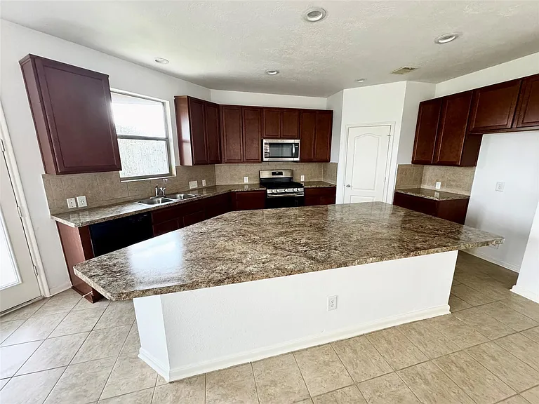 7540 Connemara Dr — Photo 6