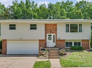 2874 Meadow Wood Dr, Dubuque, IA 52001